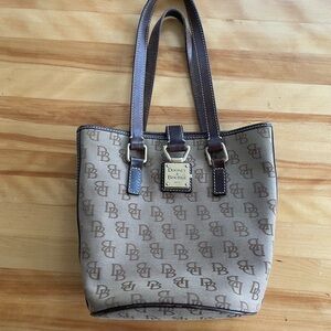 Dooney & Bourke Vintage North South Bucket bag in brown/tan